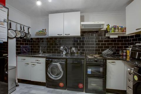 2 bedroom flat for sale, Windsor Drive, High Wycombe HP13