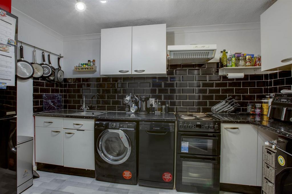 45 Windsor Drive, HP13 6 BJ (LOW RES)-4.jpg