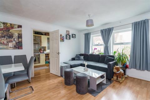 3 bedroom flat for sale, Malmers Well Road, High Wycombe HP13