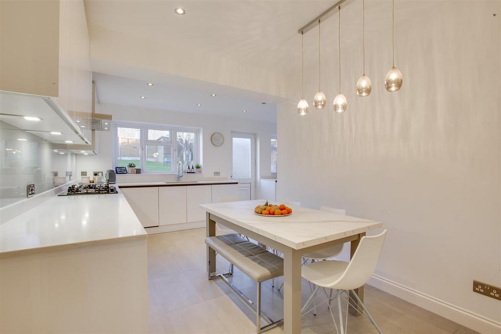 20 West Drive, HP13 6 JT-10.jpg