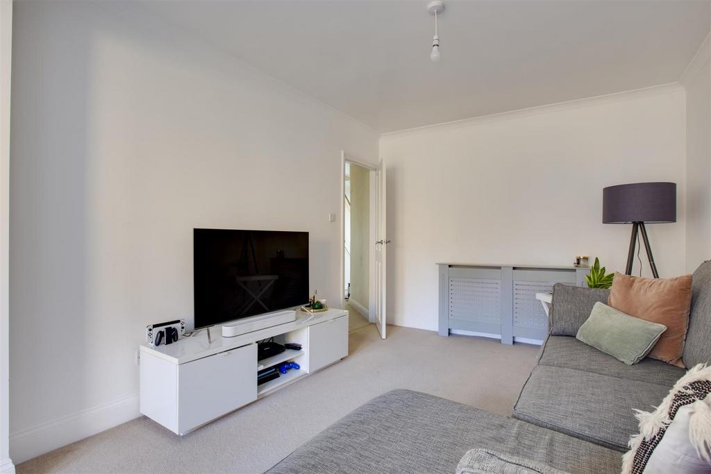 20 West Drive, HP13 6 JT-9.jpg