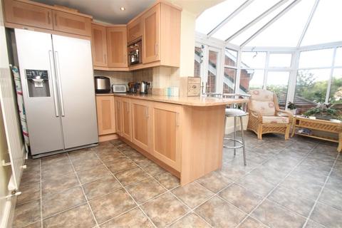 8 Lowdon Close, High Wycombe, HP11 1DN