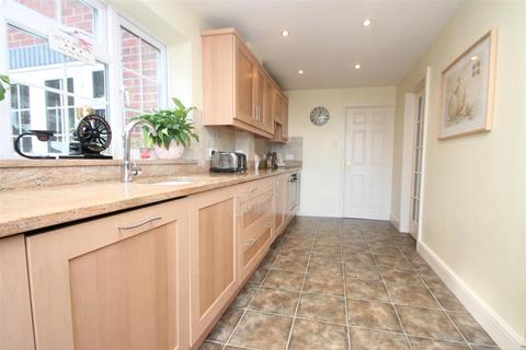 8 Lowdon Close, High Wycombe, HP11 1DN