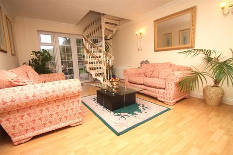 8 Lowdon Close, High Wycombe, HP11 1DN