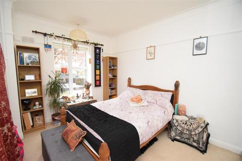 2 bedroom flat to rent, Sheen Court, Richmond