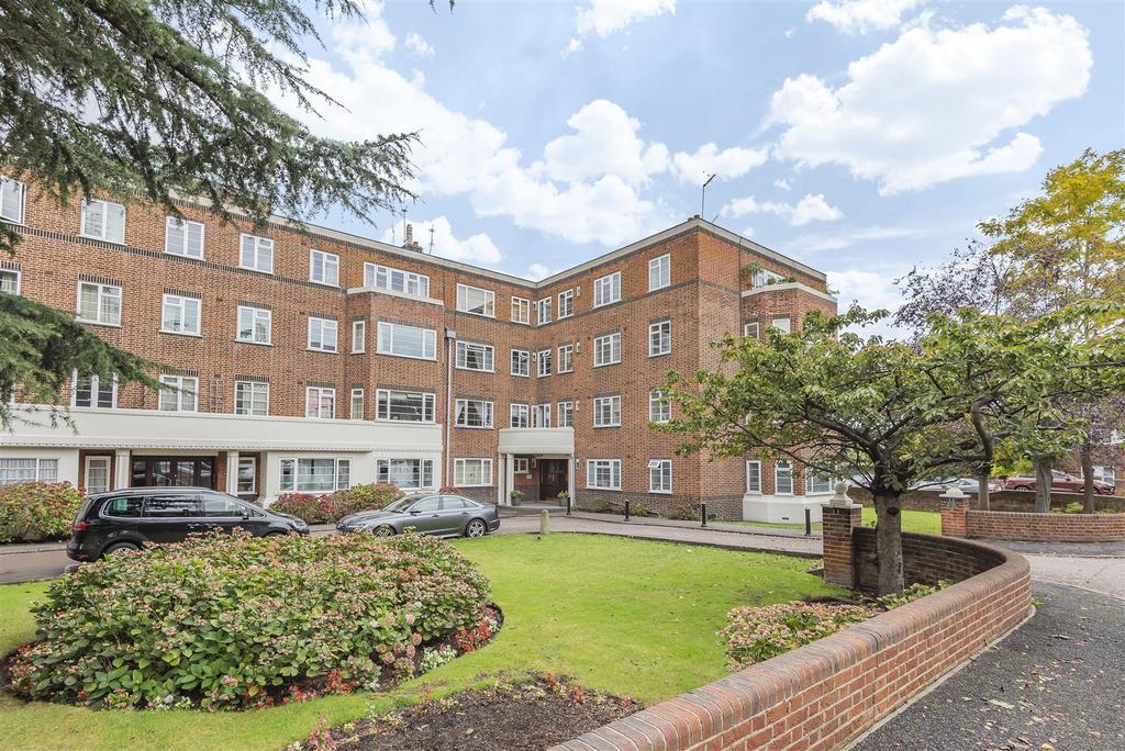 Sheen Court, Richmond 2 bed flat to rent £1,895 pcm (£437 pw)