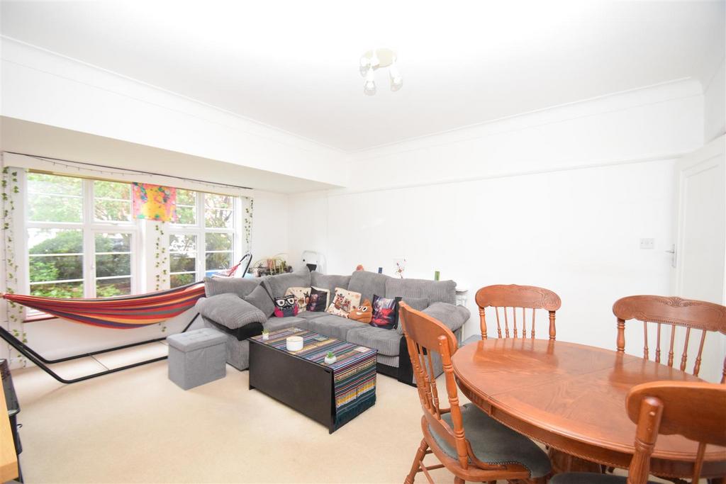 Sheen Court, Richmond 2 bed flat to rent £1,895 pcm (£437 pw)