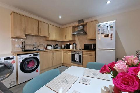 2 bedroom flat for sale, Fairby Close, Tiverton EX16