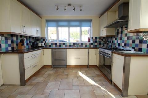 13 Daws Lea, High Wycombe, HP11 1QG