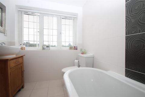 3 Commonside, Downley, High Wycombe, HP13 5XG