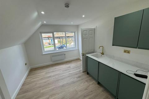 Studio to rent, Tolcarne Drive, Pinner
