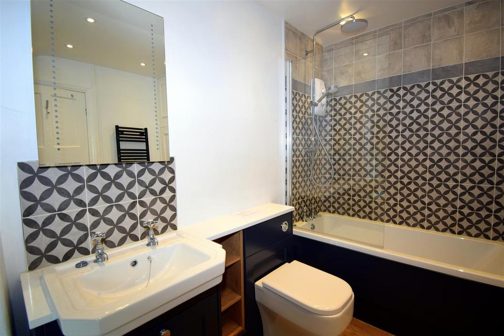 Bathroom (cottage 2)