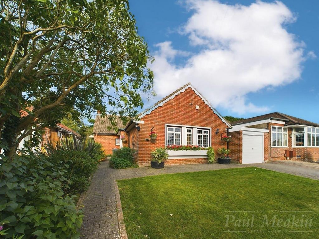 Tandridge Gardens, Sanderstead 3 bed bungalow for sale £675,000