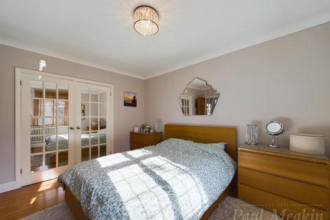 25 Tandridge Gardens, South Croydon, CR2 9HW