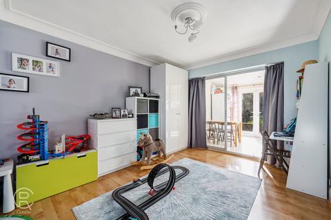 3 Elmbank Way, London, W7 3DE