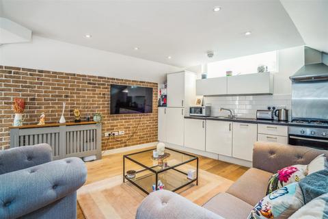 2 bedroom flat for sale, High Street, High Wycombe HP11
