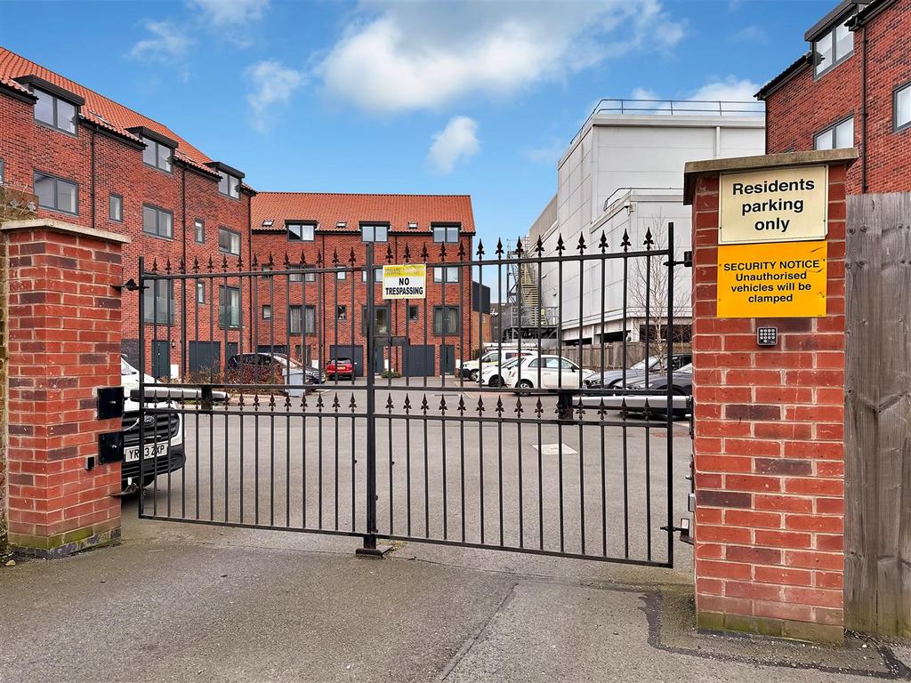 Private Gated Entrance 482