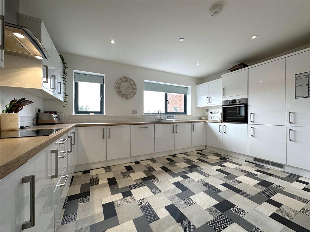 Extensive Contemporary Kitchen 427