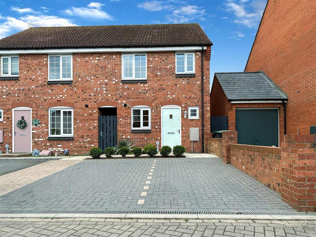 Poppy Road, Witham St. Hughs, Lincoln 3 bed semidetached house for