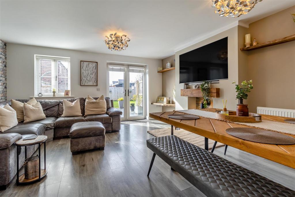 8589291-interior18.jpg