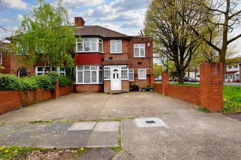 4 bedroom semi-detached house for sale, Avenue Crescent, Hounslow TW5