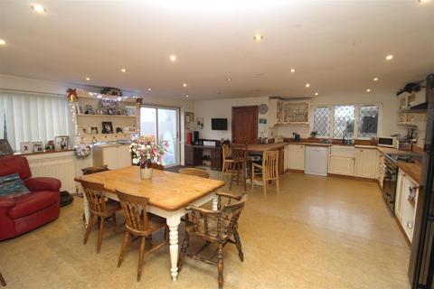 5 bedroom detached house for sale - The Old School House, East Holywell