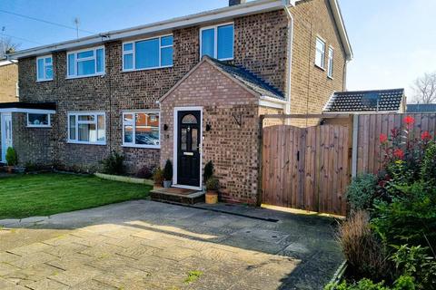 3 bedroom semi-detached house for sale, Pinewood Gardens, North Cove, Beccles