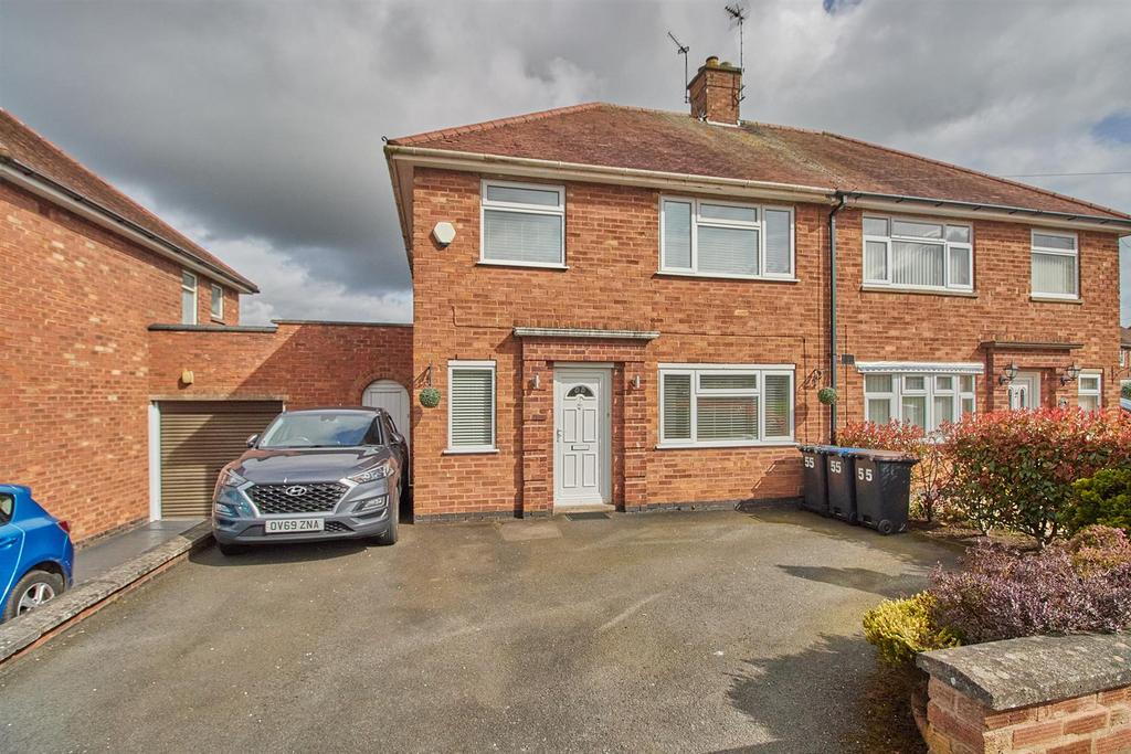 Featherston Drive, Burbage 3 bed semidetached house £270,000