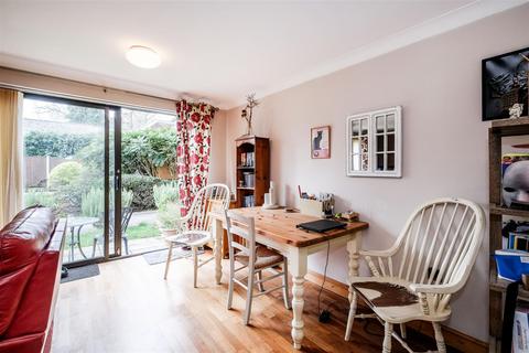 1 bedroom flat for sale, Manor court lodge, High Road, London