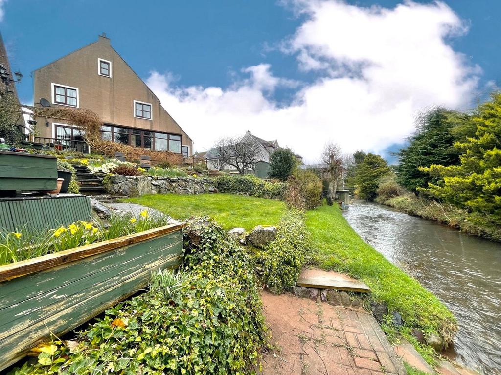 6 East Mill Court, Strathmiglo, KY14 4 bed detached villa for sale £
