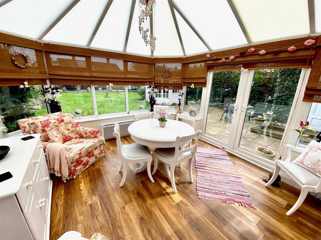 Newark Road, Lowestoft, Suffolk, NR33 3 bed detached house for sale £