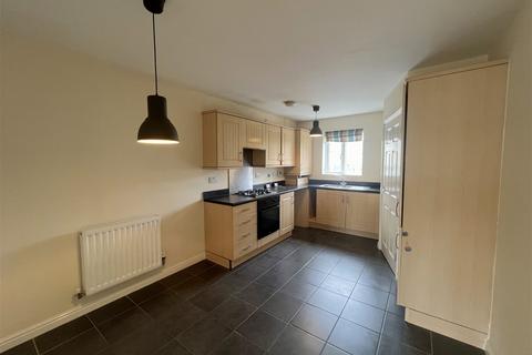 3 bedroom townhouse for sale, Woodland View, Thongsbridge, Holmfirth, HD9 3JE