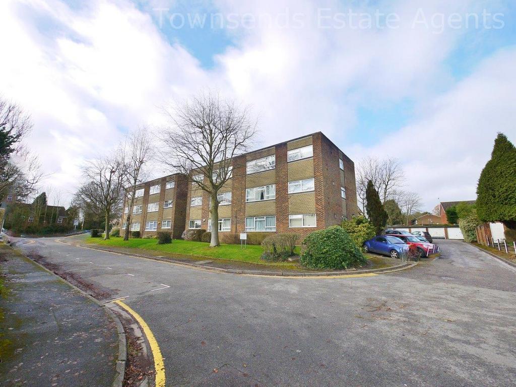 Gateway Close, Northwood HA6 2 bed flat £350,000