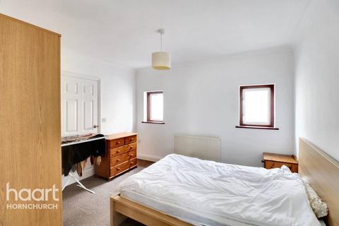 30 Ashlyn Grove, Hornchurch, RM11 2EQ