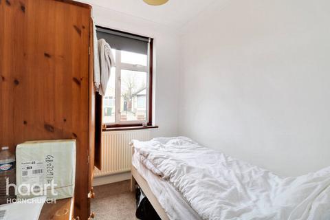 30 Ashlyn Grove, Hornchurch, RM11 2EQ
