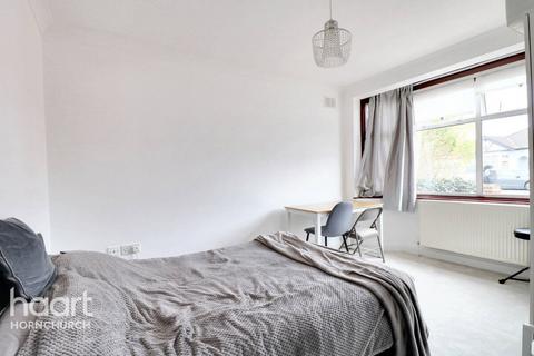 30 Ashlyn Grove, Hornchurch, RM11 2EQ