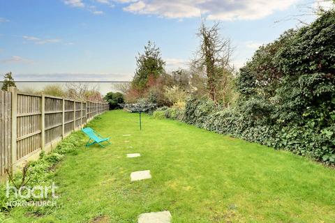 30 Ashlyn Grove, Hornchurch, RM11 2EQ