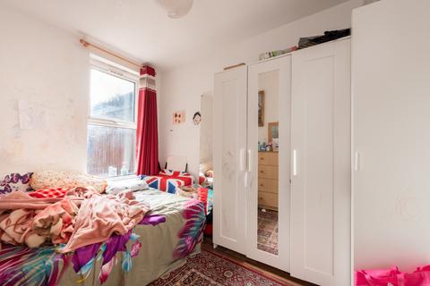 40 Calderon Road, London, E11 4EU