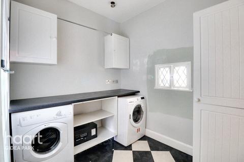 49 Heath Park Road, Romford, RM2 5UL