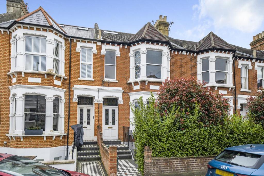 Woodside, Wimbledon 2 bed flat for sale £650,000