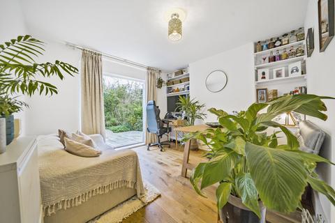 14c Woodside, London, SW19 7AR