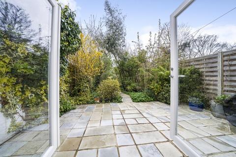 14c Woodside, London, SW19 7AR