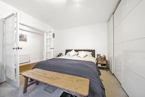 14c Woodside, London, SW19 7AR