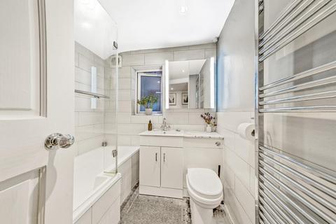 14c Woodside, London, SW19 7AR