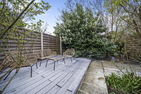14c Woodside, London, SW19 7AR