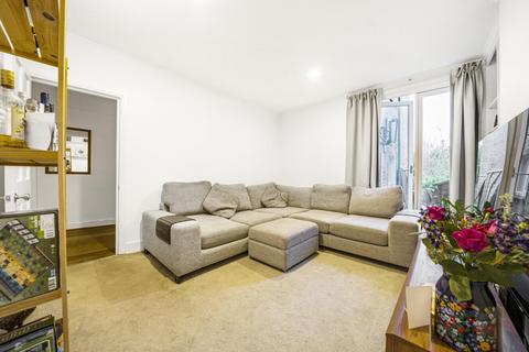 14c Woodside, London, SW19 7AR