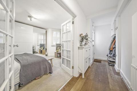 14c Woodside, London, SW19 7AR