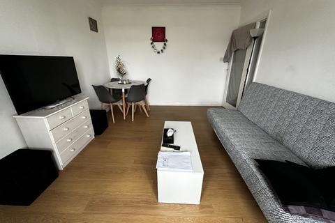 2 bedroom flat to rent - Stanworth Court, HOUNSLOW TW5