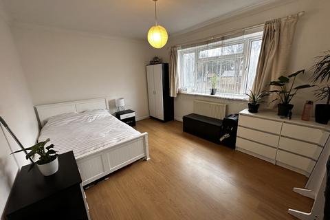2 bedroom flat to rent - Stanworth Court, HOUNSLOW TW5
