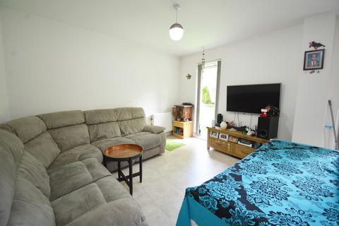 2 bedroom ground floor flat for sale, Hunting Place, Hounslow TW5